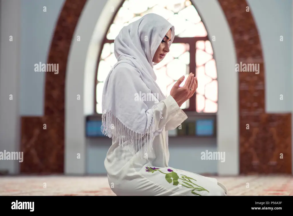 Jamaah sholat dzuhur di masjid