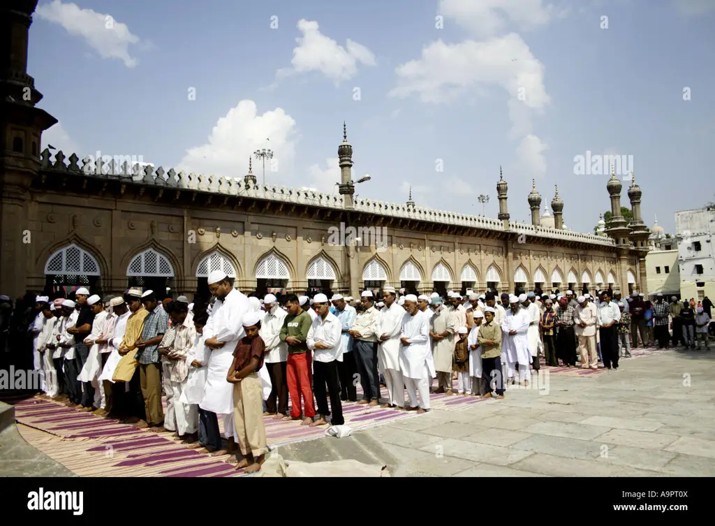 Orang-orang sedang sholat di masjid