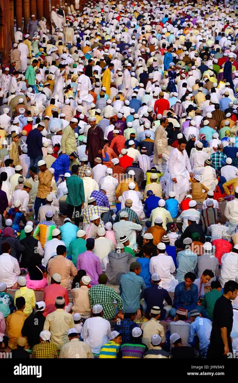 Jamaah Sholat Zuhur di Masjid