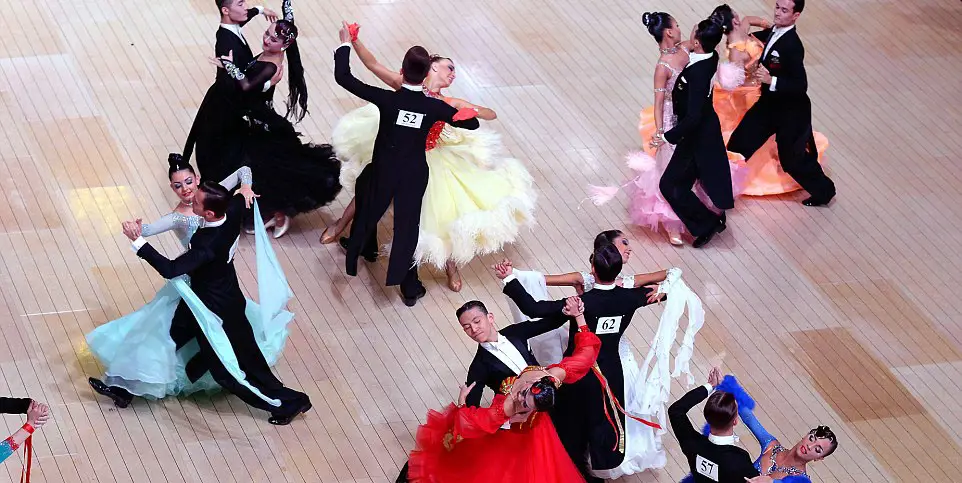 Kompetisi dansa ballroom yang ramai dan meriah