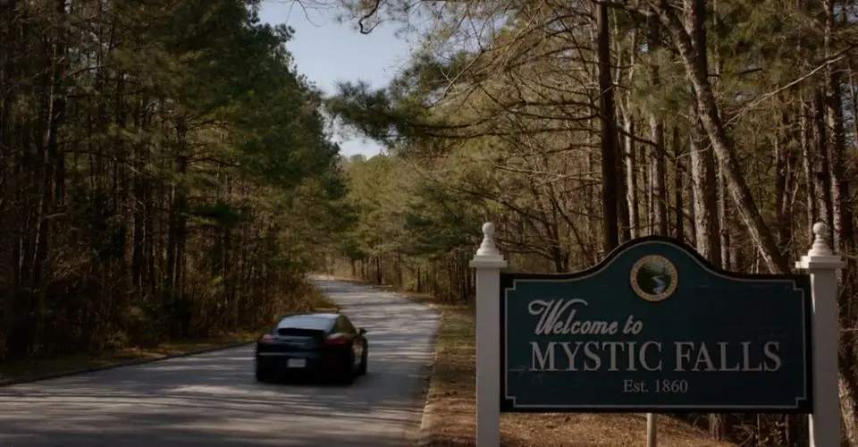 Pemandangan kota Mystic Falls