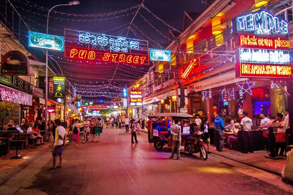 Jalanan kota Siem Reap yang ramai