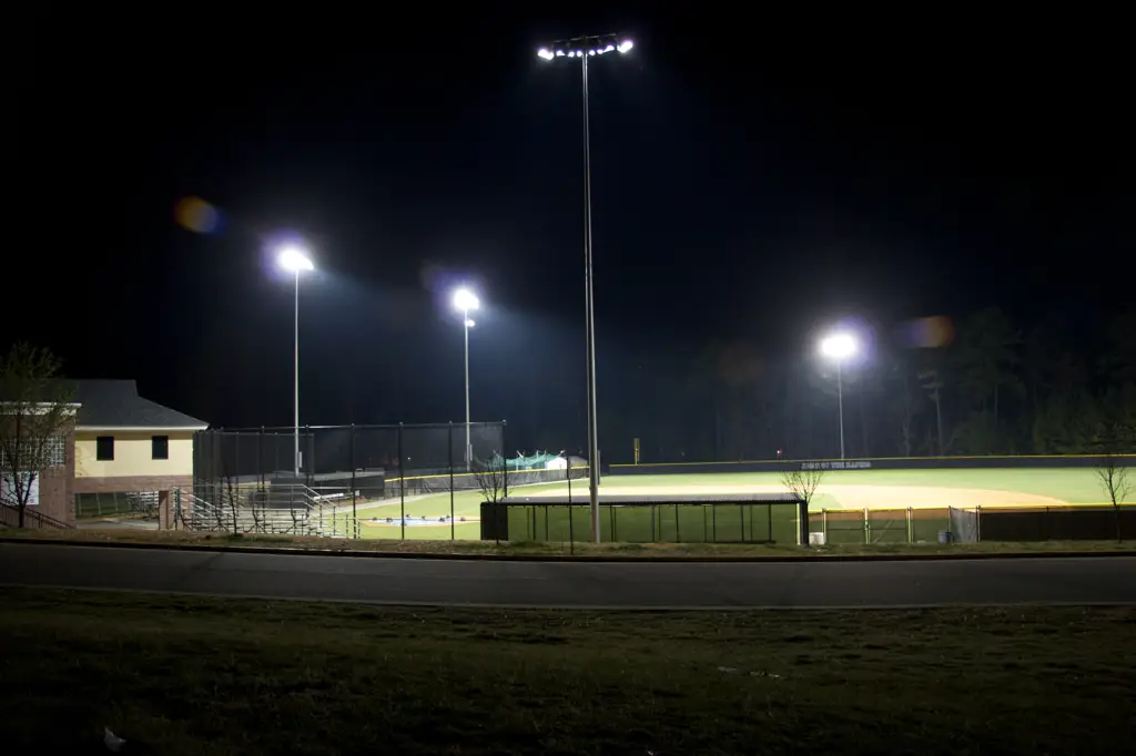 Lapangan baseball di malam hari