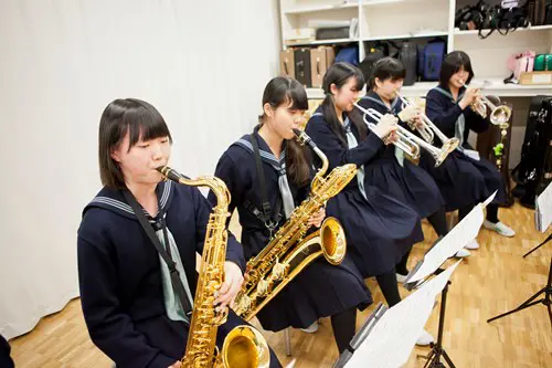 Gambar klub musik SMA di Jepang