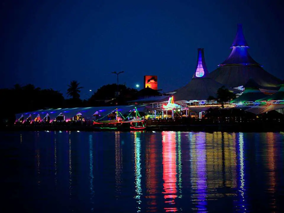 Interior restoran Bandar Djakarta Ancol yang nyaman dan luas