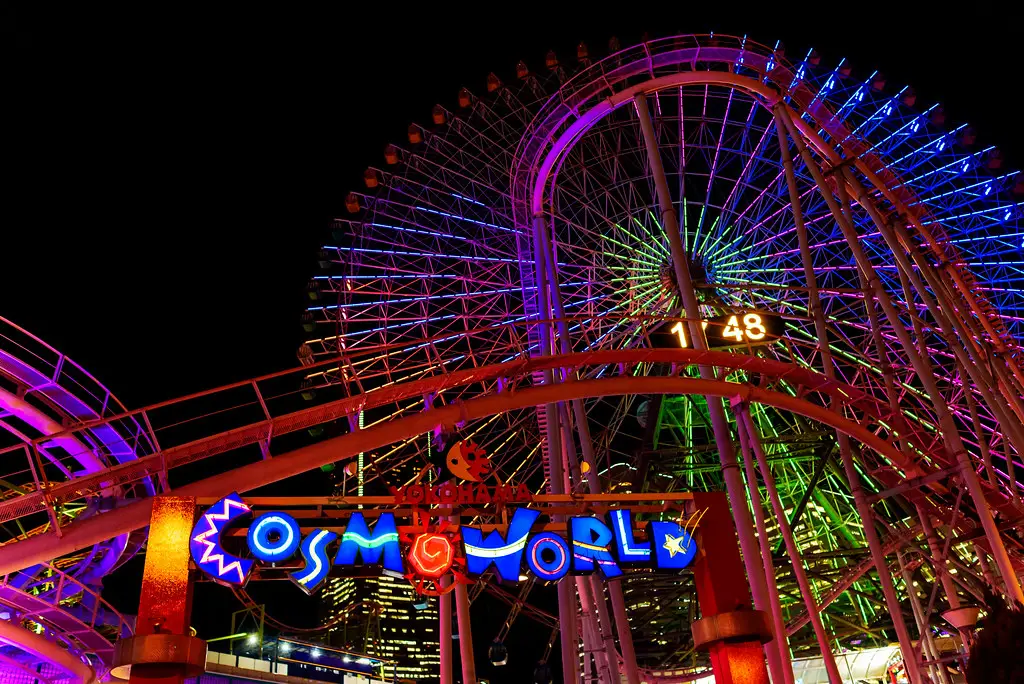 Yokohama Cosmo World di malam hari dengan lampu-lampu yang terang benderang