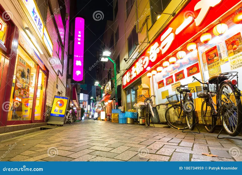 Pemandangan malam hari di Ikebukuro, Tokyo