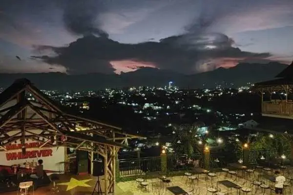 Suasana malam di cafe Bandar Lampung