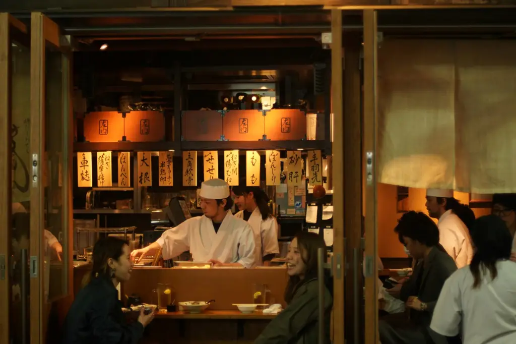 Suasana malam yang tenang dan damai Suasana malam di warung makan Jepang