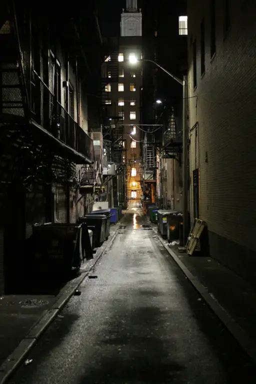 Lorong gelap di malam hari