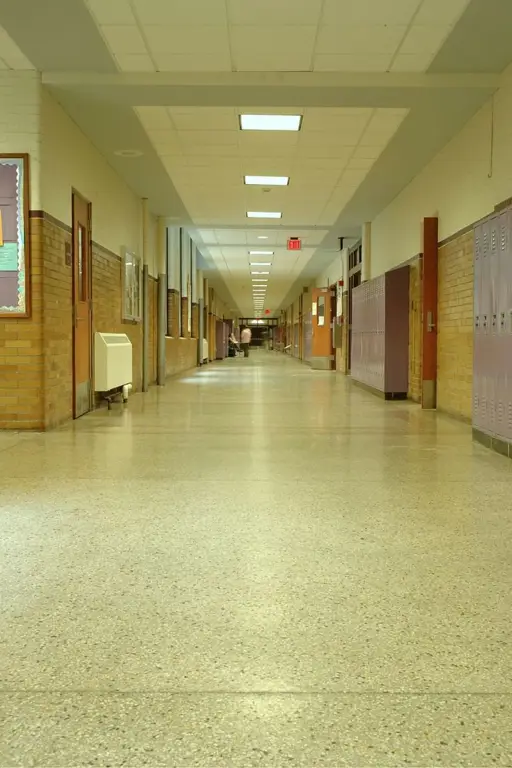 Lorong sekolah Jepang yang gelap dan menyeramkan