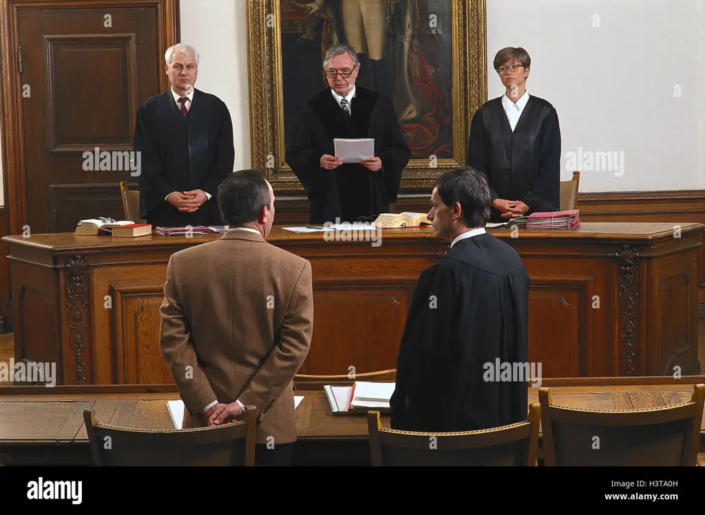 Gambar suasana ruang sidang yang menegangkan