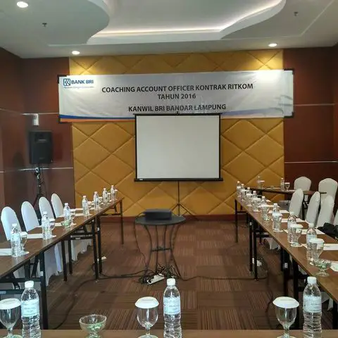 Interior lobi Aston Lampung City Hotel yang elegan dan mewah