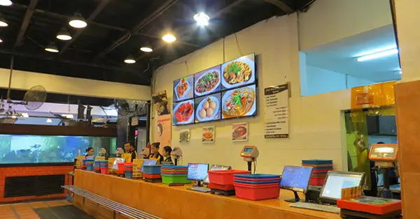 Interior restoran Bandar Djakarta yang mewah dan nyaman