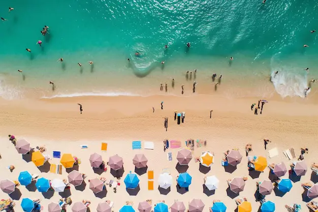 Pemandangan pantai musim panas yang cerah dan indah