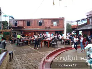 Suasana interior restoran Bandar Djakarta Ancol