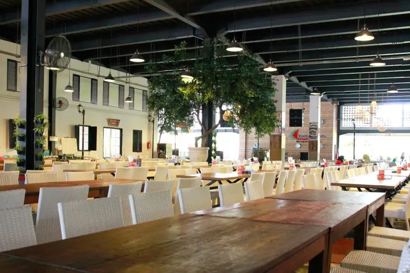 Interior restoran Bandar Djakarta Bekasi yang nyaman dan elegan