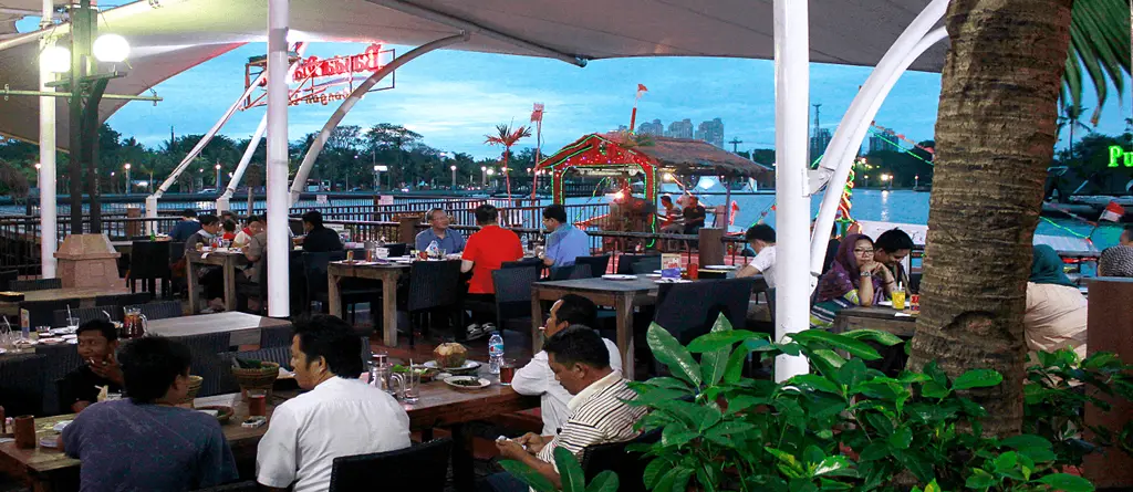 Interior Restoran Bandar Djakarta yang nyaman dan mewah