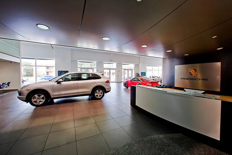 Interior showroom Honda yang elegan dan modern