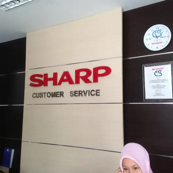 Interior service center Sharp yang bersih dan tertata rapi