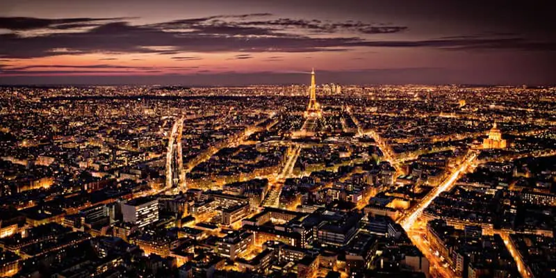 Pemandangan kota Paris di malam hari yang indah