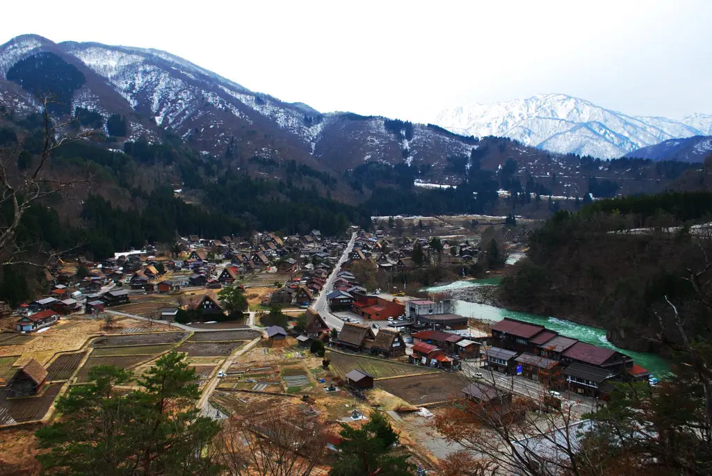 Pemandangan desa Hinamizawa