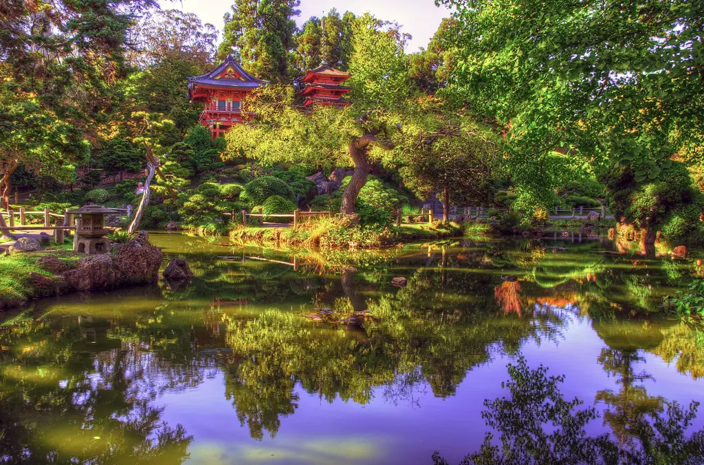 Pemandangan alam pedesaan Jepang yang tenang