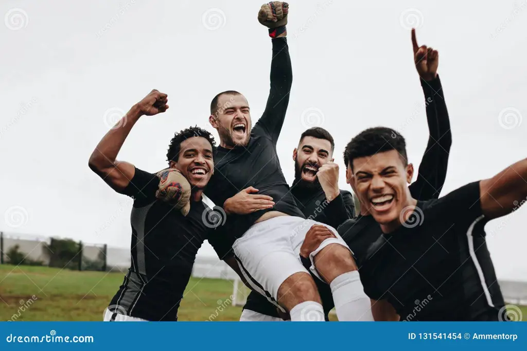 Gambar pemain sepak bola sedang merayakan gol