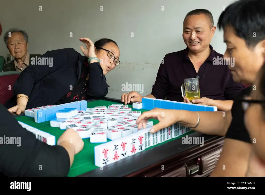 Orang-orang bermain mahjong