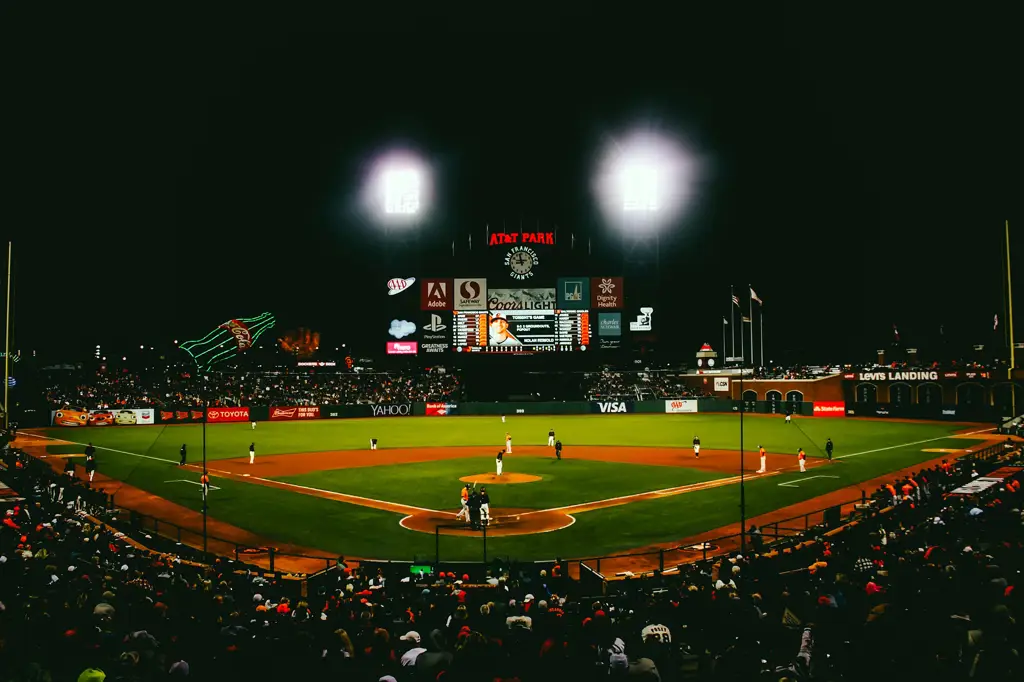 Pertandingan baseball malam hari