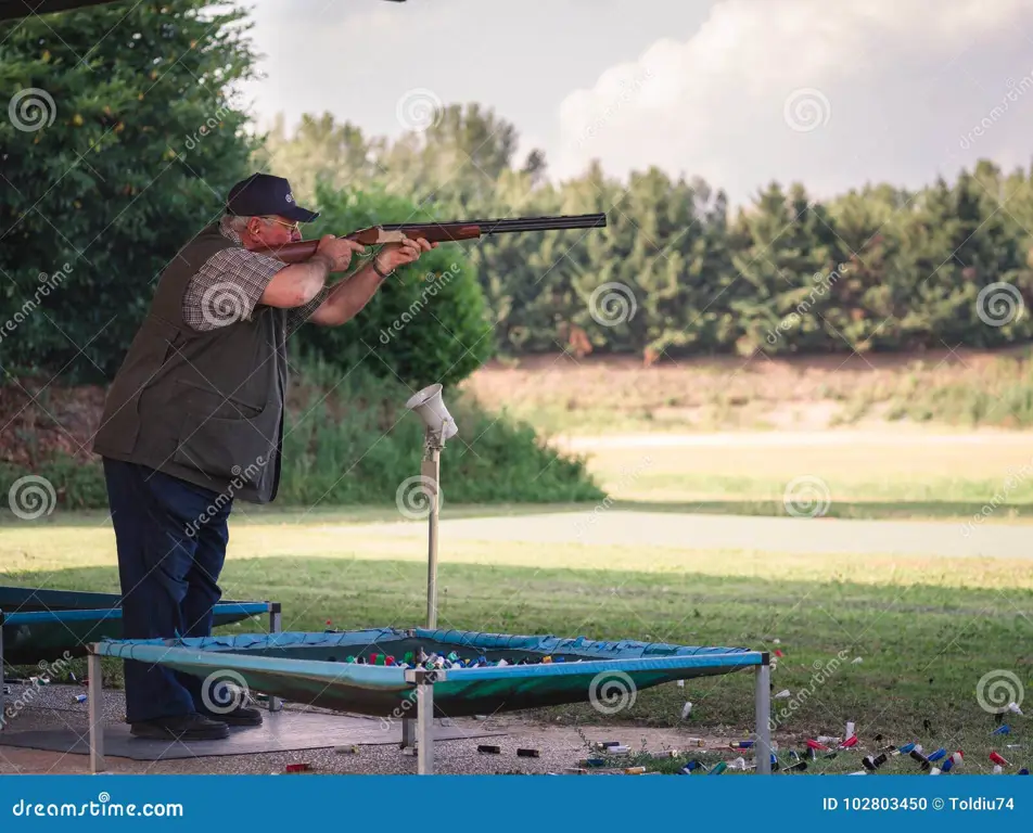 Gambar kompetisi menembak clay pigeon