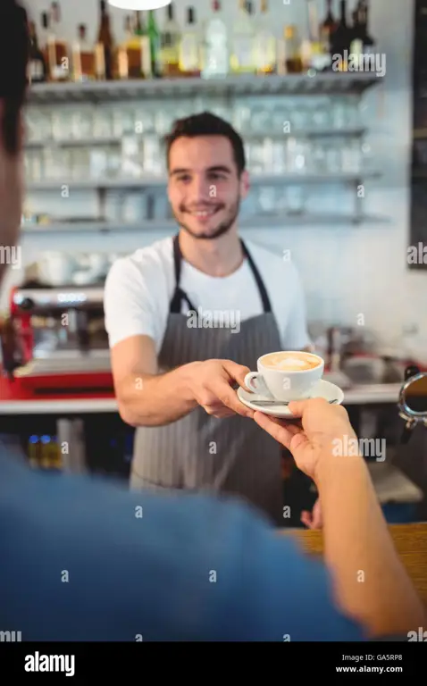 Pelanggan yang bahagia menikmati waktu di kafe