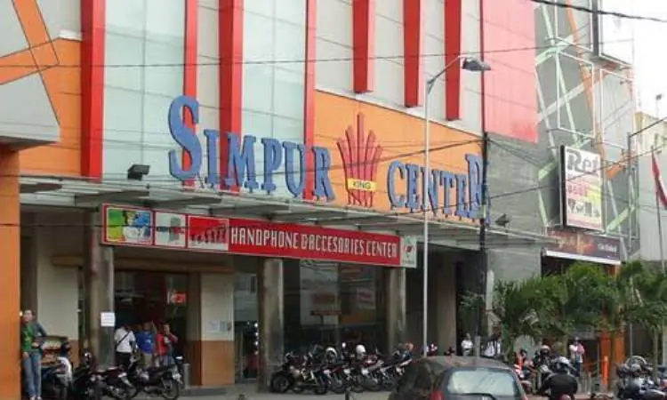 Gambar suasana mall di Bandar Lampung yang ramai pengunjung