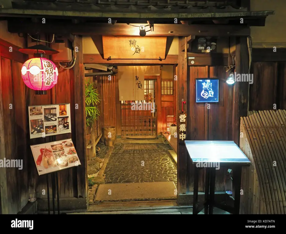 Adegan restoran Jepang yang ramai