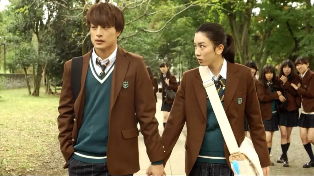 Adegan romantis dari drama Jepang Sensei wa Koi wo Oshierarenai