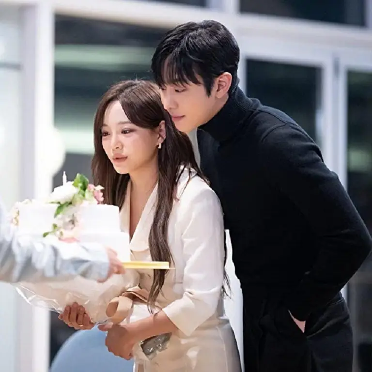 Gambar yang menampilkan adegan romantis dari drama Korea bertema musim panas.