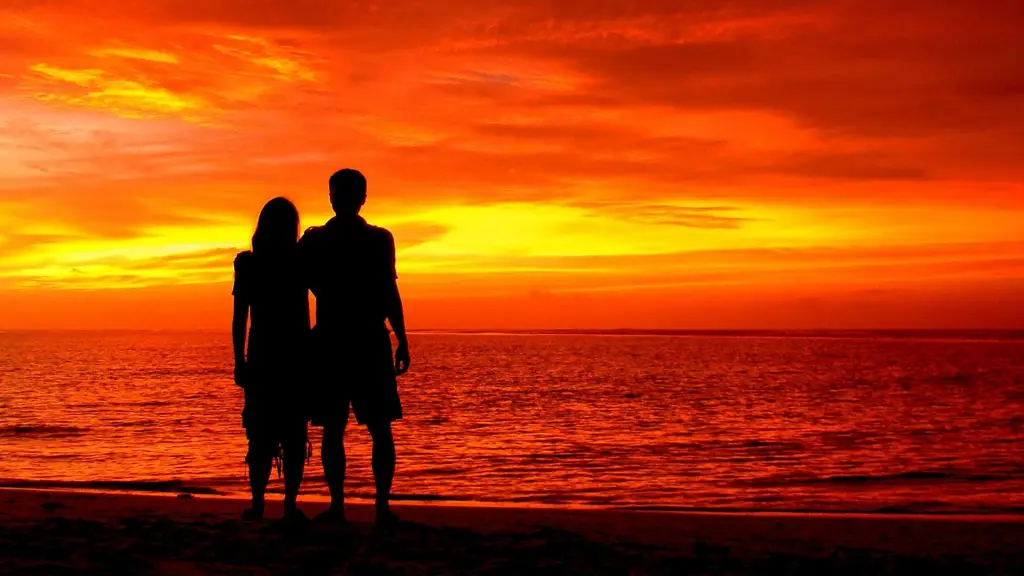 Pemandangan pantai senja yang romantis