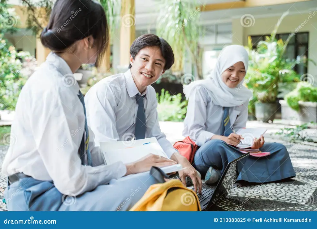 Adegan anak sekolahan di sekolah