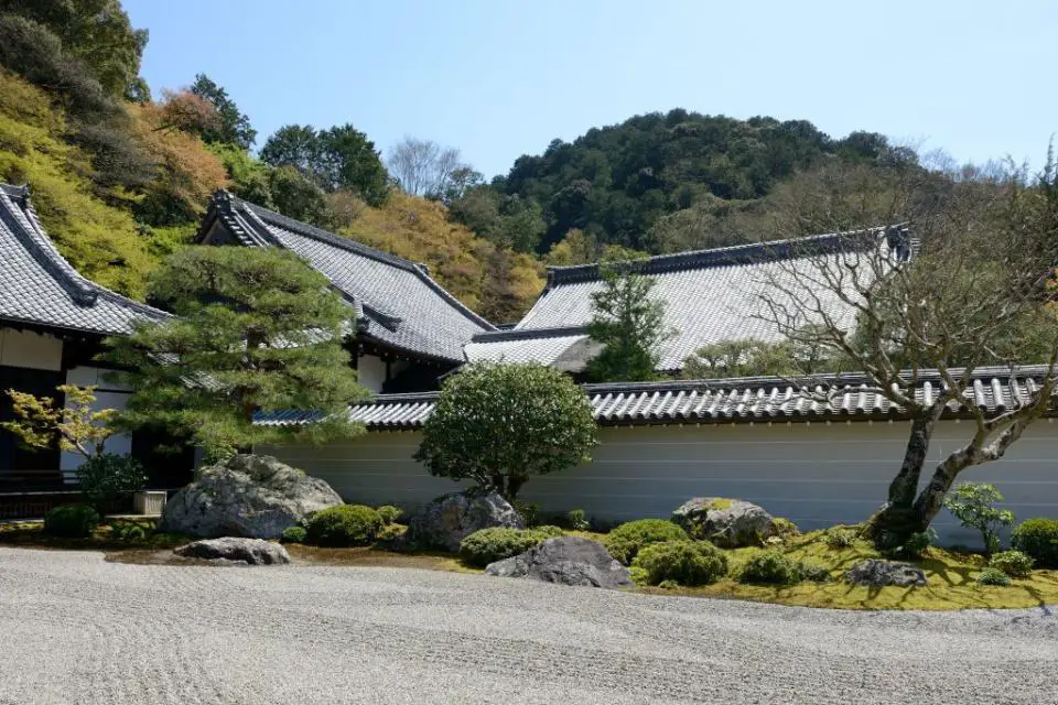 Gambar taman Jepang yang tenang dan damai