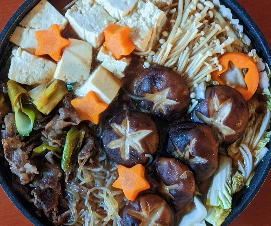 Gambar sukiyaki Jepang yang lezat dan menggugah selera