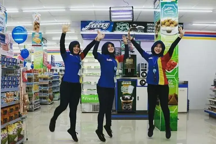 Karyawan Indomaret yang bahagia