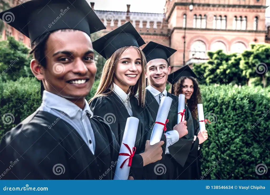 Wisudawan UT Bandar Lampung sedang berfoto bersama