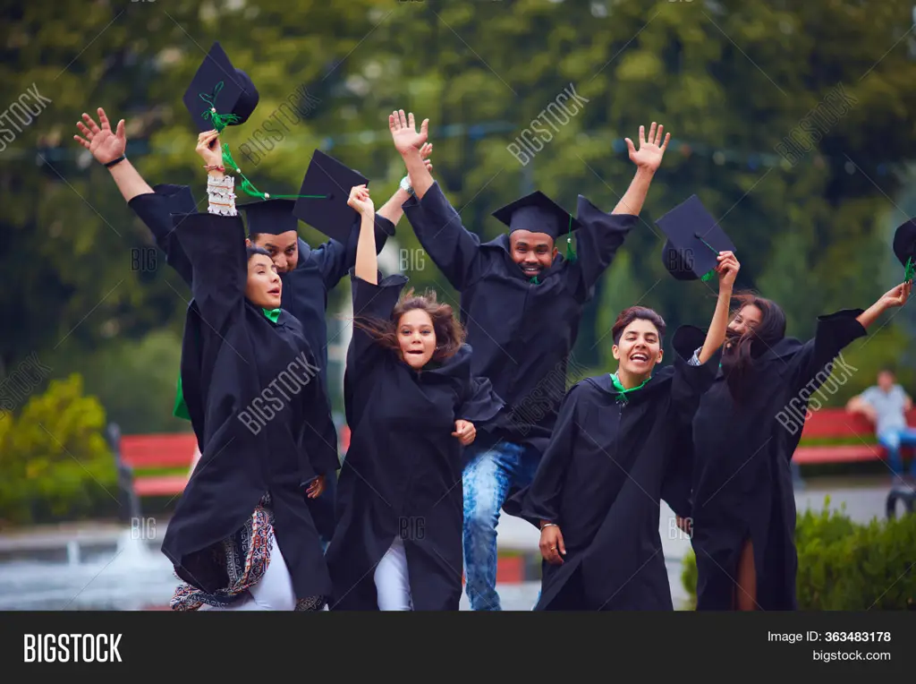 Sejumlah mahasiswa bahagia sedang wisuda