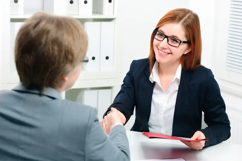 Gambar seseorang yang sedang sukses dalam interview kerja