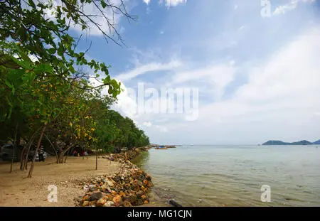 Pemandangan matahari terbenam di Pantai Pasir Putih Lampung