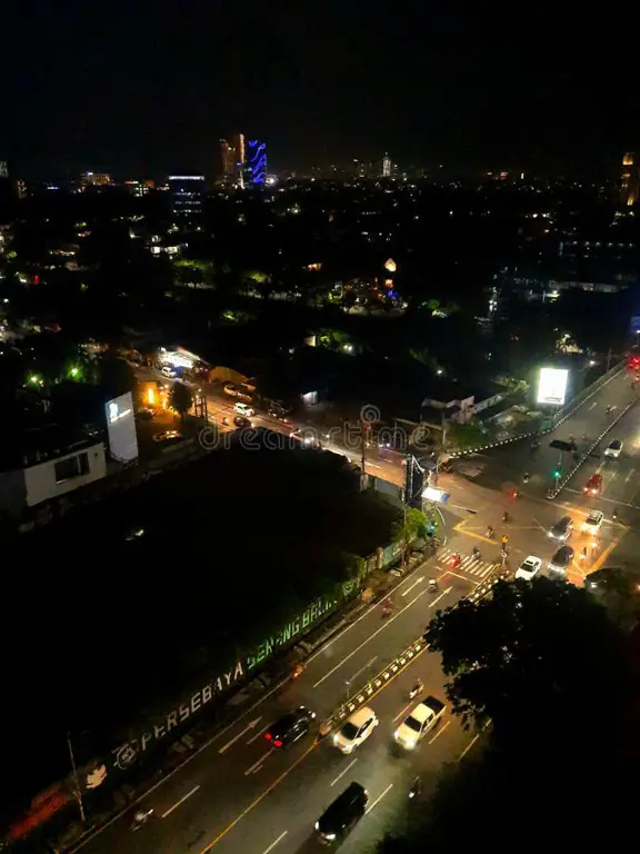 Pemandangan kota Surabaya di malam hari