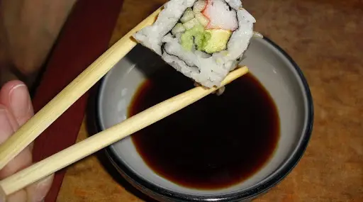 Sushi dengan kecap shoyu