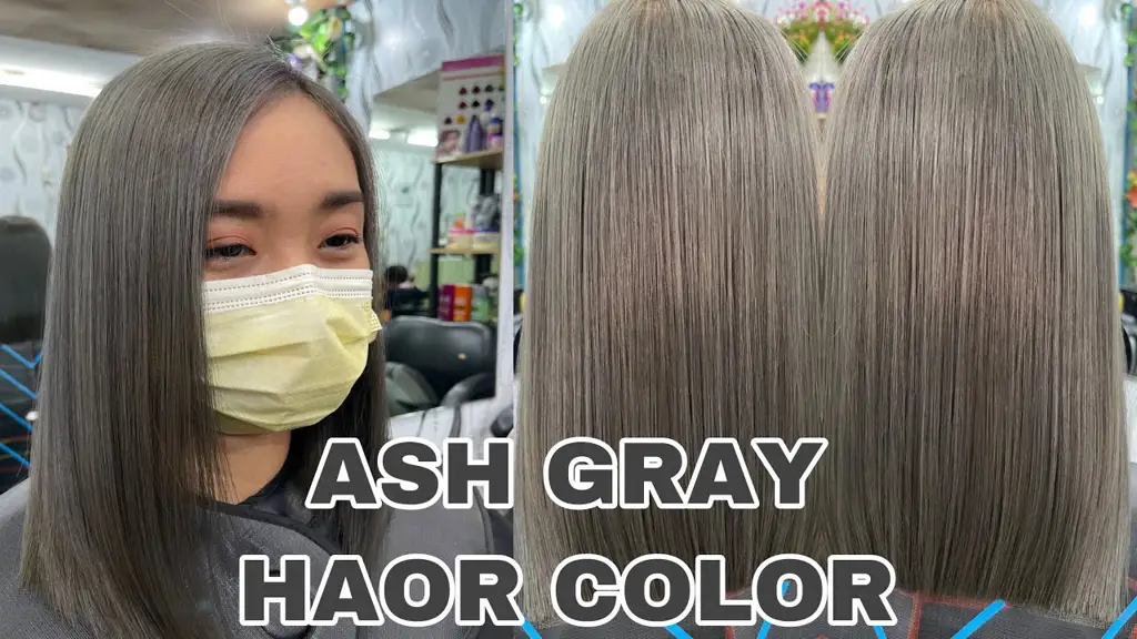 Wanita dengan rambut bleaching abu abu