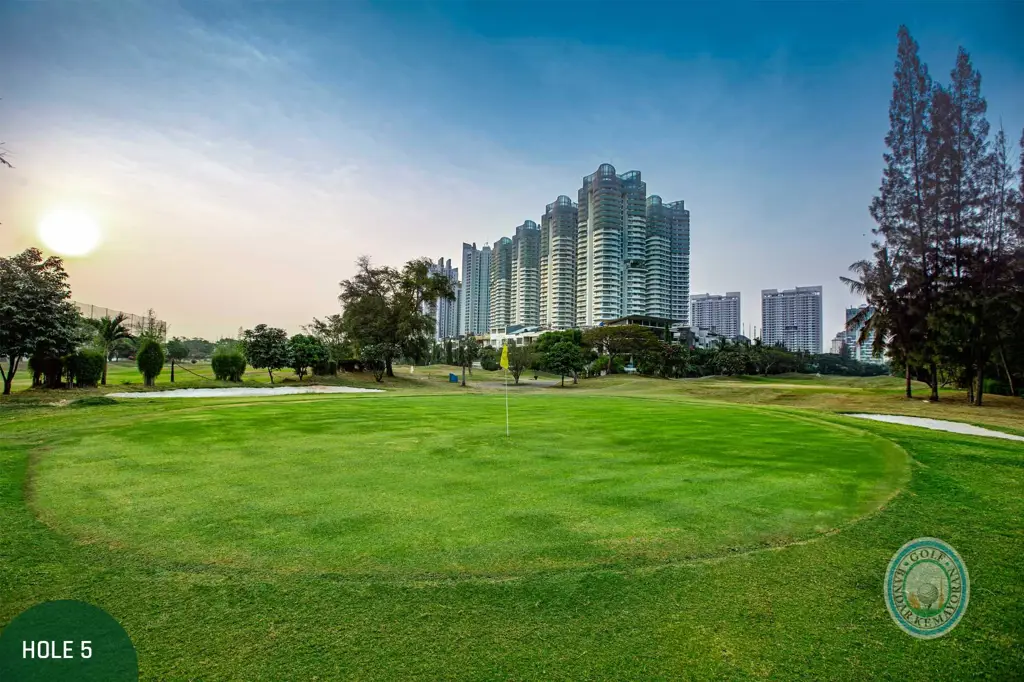 Lubang golf yang menantang di lapangan golf Bandar Kemayoran