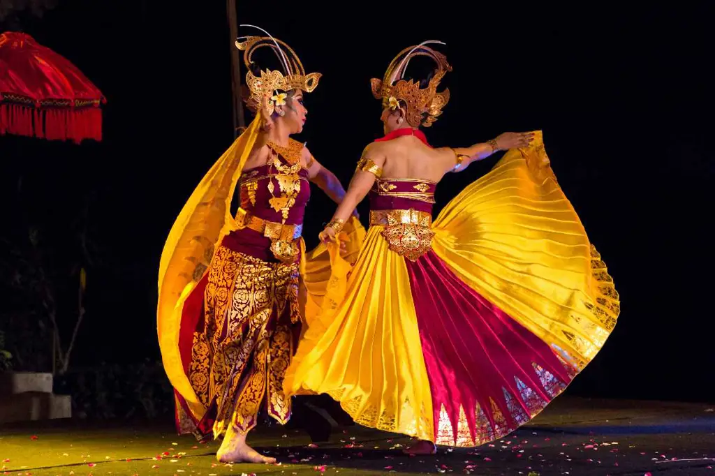 Penari tradisional Indonesia sedang melakukan tarian mujang